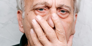 En bekymrad man. Riktåldern kan skapa problem för den som blir uppsagd efter att ha fyllt 65.