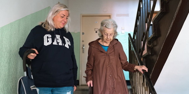 En kvinna hjälper en äldre kvinna. Kristdemokraterna vill att rätten till lediga dagar för vård av förälder utreds så att vuxna barn kan hjälpa sina äldre föräldrar vid exempelvis vårdbesök, plötslig sjukdom eller praktiska situationer vid livskriser.