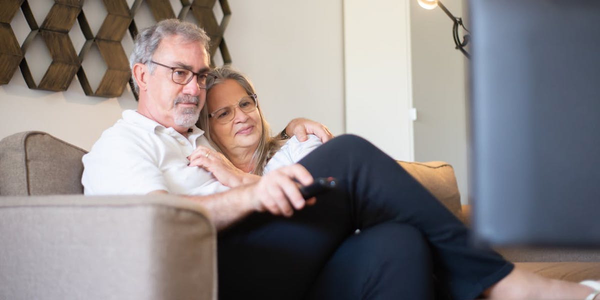 Ett par tittar på tv. Passivt stillasittande framför en skärm, som att titta på tv, kan enligt en ny studie öka risken för demens.