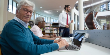 En äldre man jobbar på ett kontor. En expert på seniorer och arbetsliv menar att arbetsgivare nog inte är helt uppdaterade på vad personer över 70 kan bidra med.