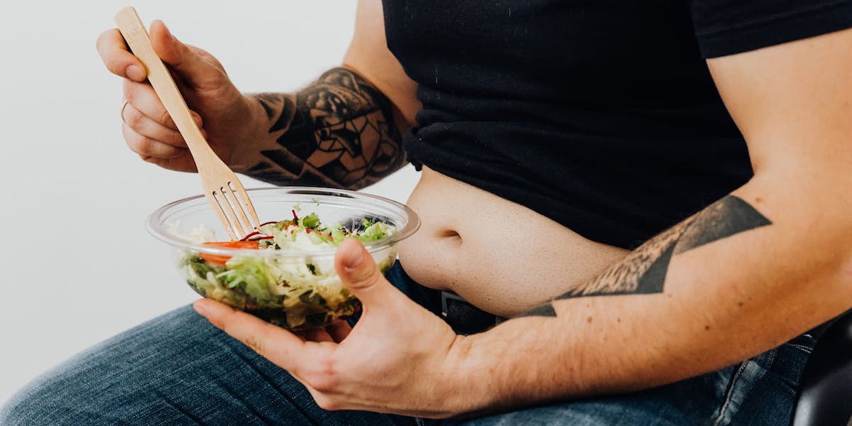 En man äter sallas. En studie kopplar en mer växtbaserad kost till lägre risk för demens, men den växtbaserade maten måste så klart vara hälsosam.