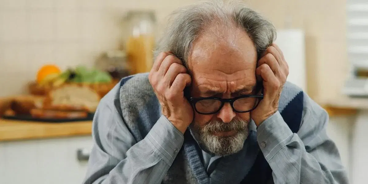 En man är orolig. Här är de vanligaste orosmolnen inför pensionen och hur du kan formulera om dem på ett positivt sätt.