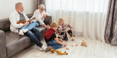 Två äldre personer med två små barn. Det verkar vara bra för hjärnan att ta hand om sina barnbarn