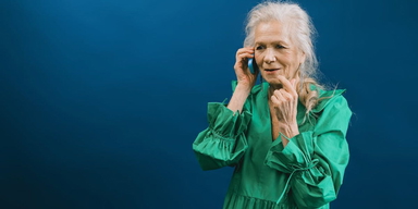 En kvinna talar i telefon. För en pensionär som förlorade cirka 20 000 kronor när en bedragare ringde är förlusten av tillit och trygghet allvarligare än förlusten av pengar och hon menar att dagens situation med äldrebedrägerier är förödande för äldres psykiska hälsa.