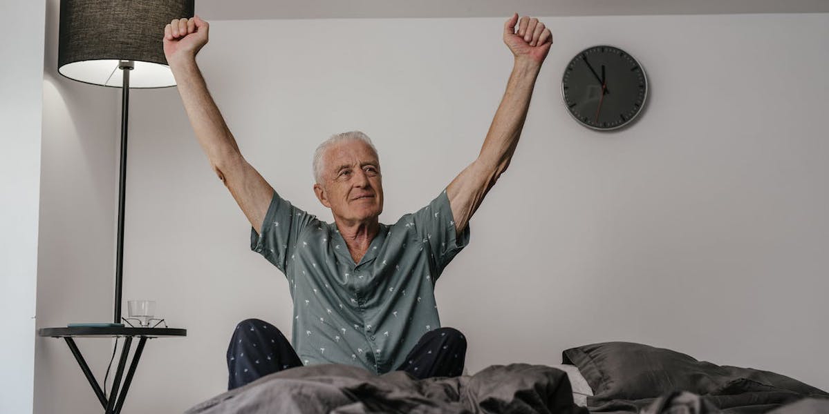 En man sträcker upp armarna i luften. Nej, åldrandet behöver inte nödvändigtvis innebära fysiska och kognitiva försämringar, det visar en stor studie