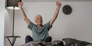 En man sträcker upp armarna i luften. Nej, åldrandet behöver inte nödvändigtvis innebära fysiska och kognitiva försämringar, det visar en stor studie