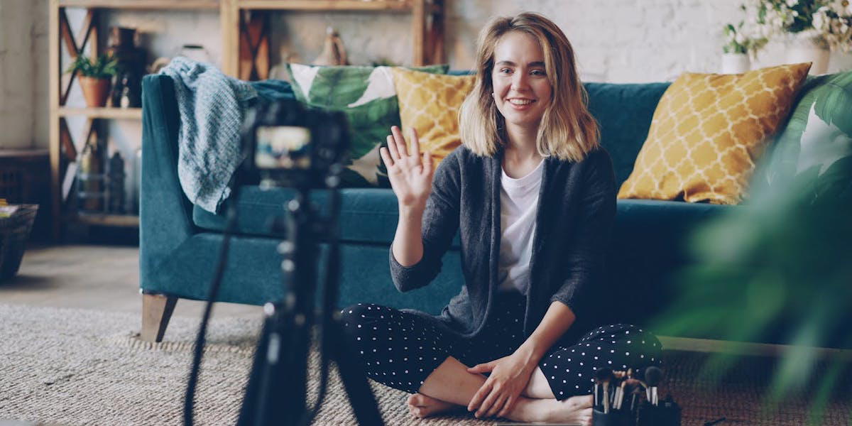 En ung influencer. Så kallade finfluencers visar gärna upp en lyxig livsstil och shopping, men vad är det som gör att så många unga människor följer deras råd?