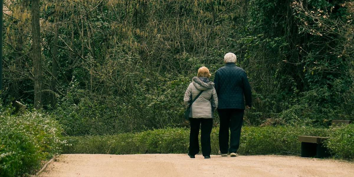 Ett pensionärspar på promenad. Att gå i pension är inte detsamma för alla men här får du tips på fem saker att fundera på om du börjar närma dig pensionering.