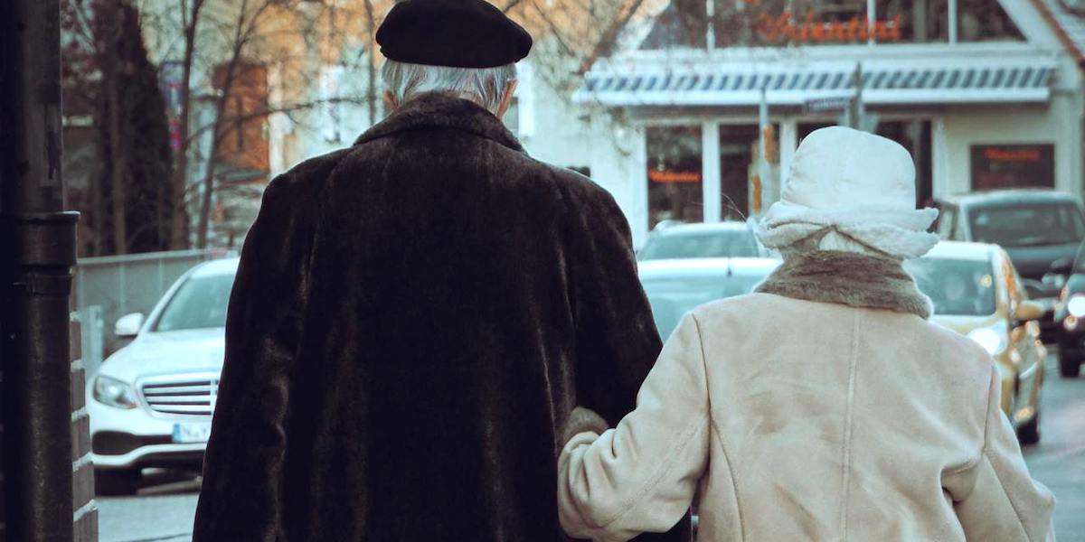 Ett äldre par på promenad. Regeringen vill inte vara med i FN:s arbete med en äldrekonvention, trots att ålderismen är utbredd och inte blir bättre