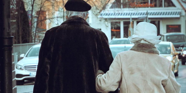 Ett äldre par på promenad. Regeringen vill inte vara med i FN:s arbete med en äldrekonvention, trots att ålderismen är utbredd och inte blir bättre