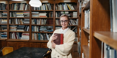 En bibliotekarie. Bibliotekarie hör till de yrken där medelåldern för att ta ut pension är hög. (Foto: Tima Miroshnichenko/Pexels)