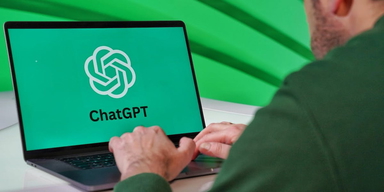 En man sitter med Chat GPT på sin dator. En undersökning visar att många vars tjänstepension har flyttats inte ens vet om det, undersökningen visar också att en del tar hjälp av AI-verktyg, som Chat GPT, för att få hjälp att göra jämförelser när de ska flytta sina pensionspengar