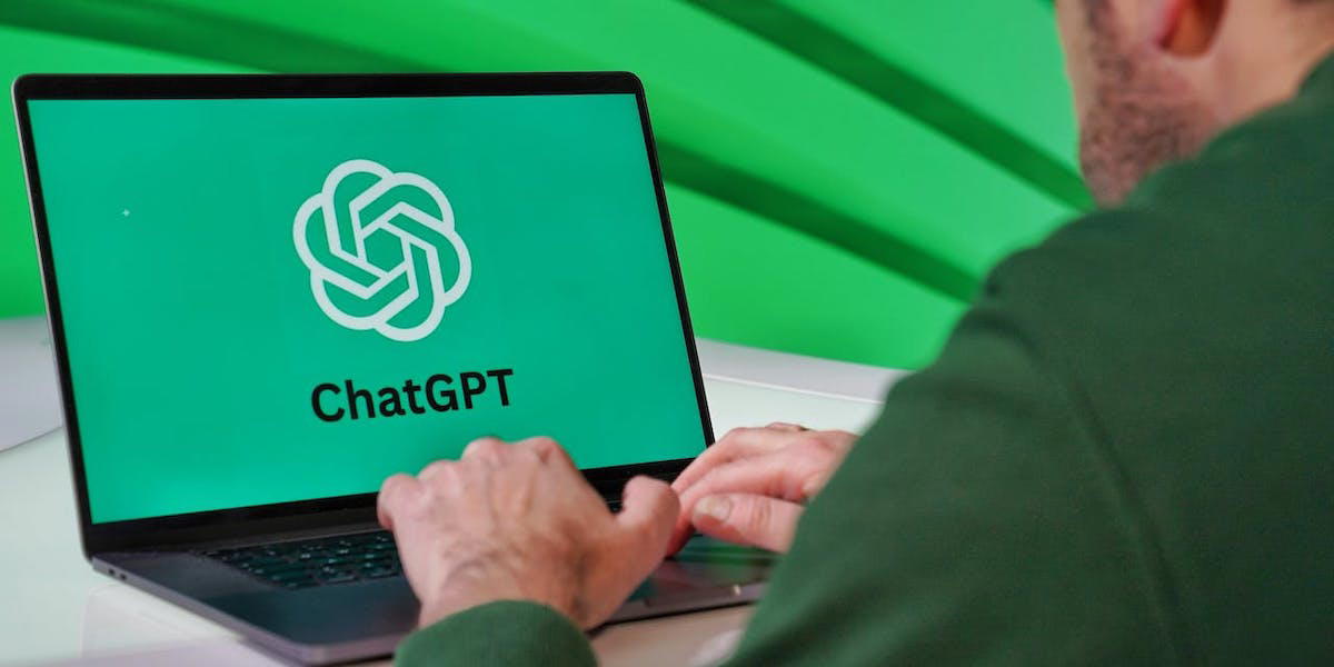 En man sitter med Chat GPT på sin dator. En undersökning visar att många vars tjänstepension har flyttats inte ens vet om det, undersökningen visar också att en del tar hjälp av AI-verktyg, som Chat GPT, för att få hjälp att göra jämförelser när de ska flytta sina pensionspengar