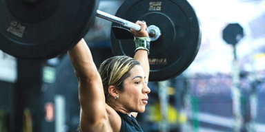 En kvinna styrketränar. En stor studie visar vilken typ av träning som har bäst effekt på vallningar under klimakteriet.