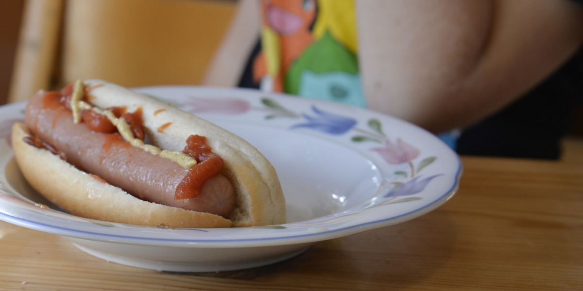 Priserna på mejeriprodukter backade 5,4 procent i mars, jämfört med i februari. Priserna på frukt och bär minskade med 2,9 procent, enligt Matpriskollen. Arkivbild. 