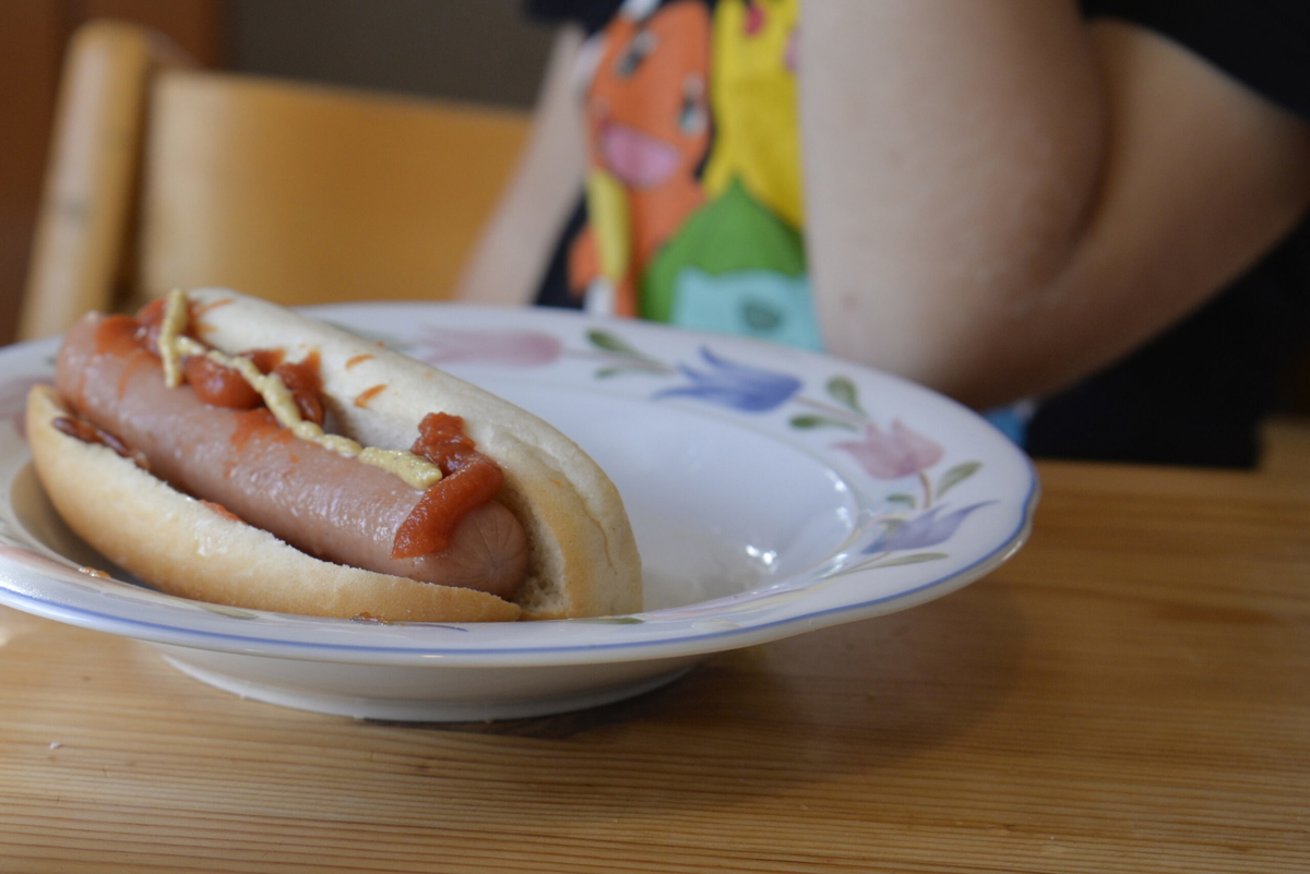 Priserna på mejeriprodukter backade 5,4 procent i mars, jämfört med i februari. Priserna på frukt och bär minskade med 2,9 procent, enligt Matpriskollen. Arkivbild. 