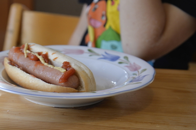 Priserna på mejeriprodukter backade 5,4 procent i mars, jämfört med i februari. Priserna på frukt och bär minskade med 2,9 procent, enligt Matpriskollen. Arkivbild. 