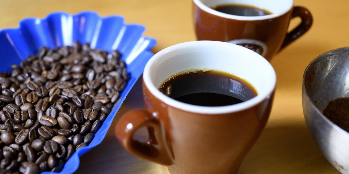 Priset på kaffebönor väntas sjunka tack vare bättre skördar. 