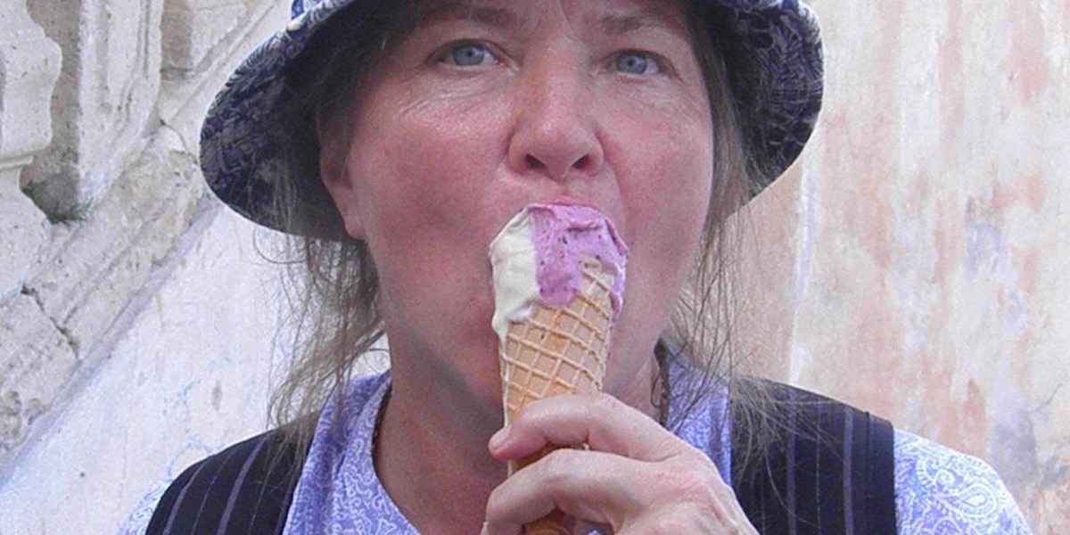 En kvinna äter glass. Enligt en studie löper kvinnor över 50 högst risk att bli beroende av ultraprocessade livsmedel, som färdigrätter, chips, glass, läsk och godis