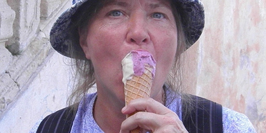 En kvinna äter glass. Enligt en studie löper kvinnor över 50 högst risk att bli beroende av ultraprocessade livsmedel, som färdigrätter, chips, glass, läsk och godis