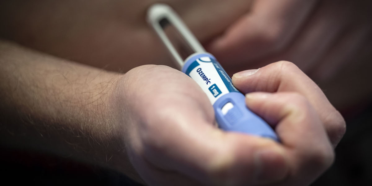 En man tar Ozempic. En ny stor studie visar att Ozempic har ytterligare en häpnadsväckande biverkning.