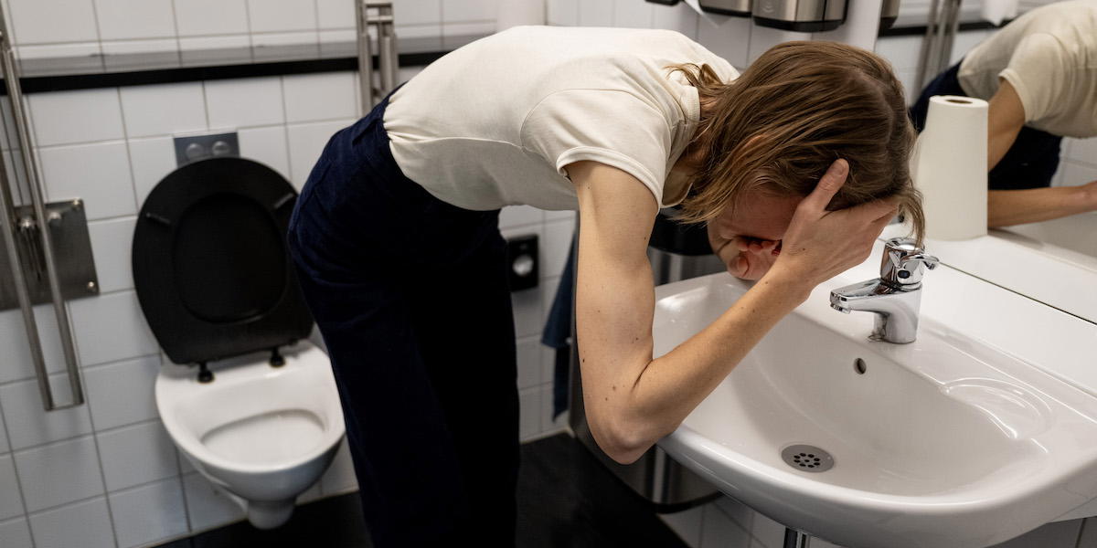 En kvinna mår illa i ett badrum. När du tar ett läkemedel finns det alltid risk för biverkningar men de är ofta milda som trötthet, illamående eller huvudvärk.