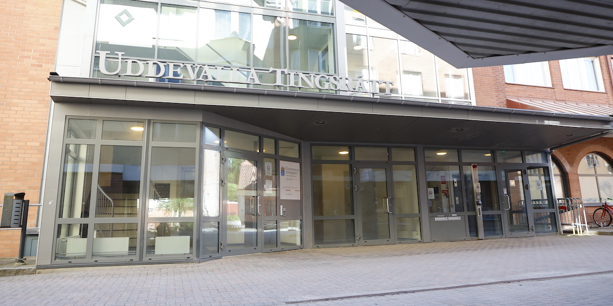 Uddevalla tingsrätt, som dömde en man som jobbade i hemtjänsten i Strömstad för mord på en 94-årig kvinna, en dom som senare fastställdes av hovrätten.