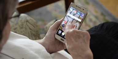 Äldre kvinna surfar på mobiltelefon, smartphone. Många svenskar litar på att få rätt information om läkemedel från AI-verktyg och många har också redan frågat AI om sådant