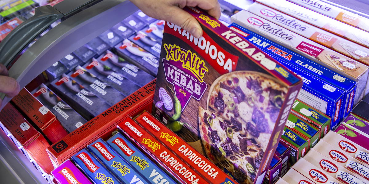 En man handlar fryspizza, som är ett exempel på ultraprocessad mat. Här får du veta hur du kan veta skillnaden på mat som är ultrprocessad och mat som bara är processad.