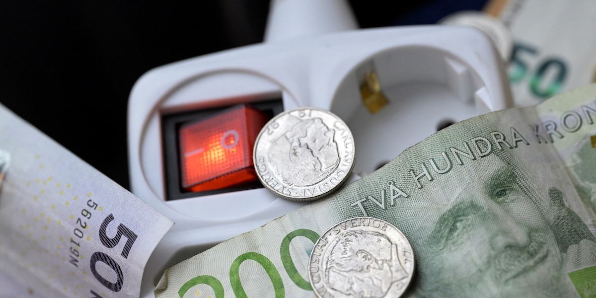 Grenuttag med pengar. Energipriserna ökar och driver upp elpriset, hur prisutvecklingen blir framöver hänger på hur lång konflikten i Mellanöstern blir.