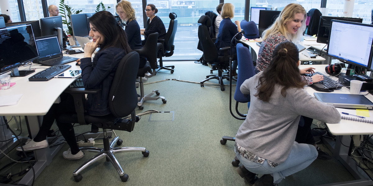 Kvinnliga programmerare interagerar med varandra under en workshop. Enligt forskning blir vi mer effektiva av att sköta privata angelägenheter under arbetstid, för arbetsgivare är det alltså bra att vi gör det.