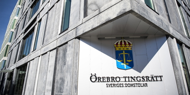 Tingsrätten i Örebro. Tingsrätten har nu dömt en 22-årig man som var anställd i hemtjänsten i Örebro för 36 fall av kränkande fotografering och 7 fall av ofredande.