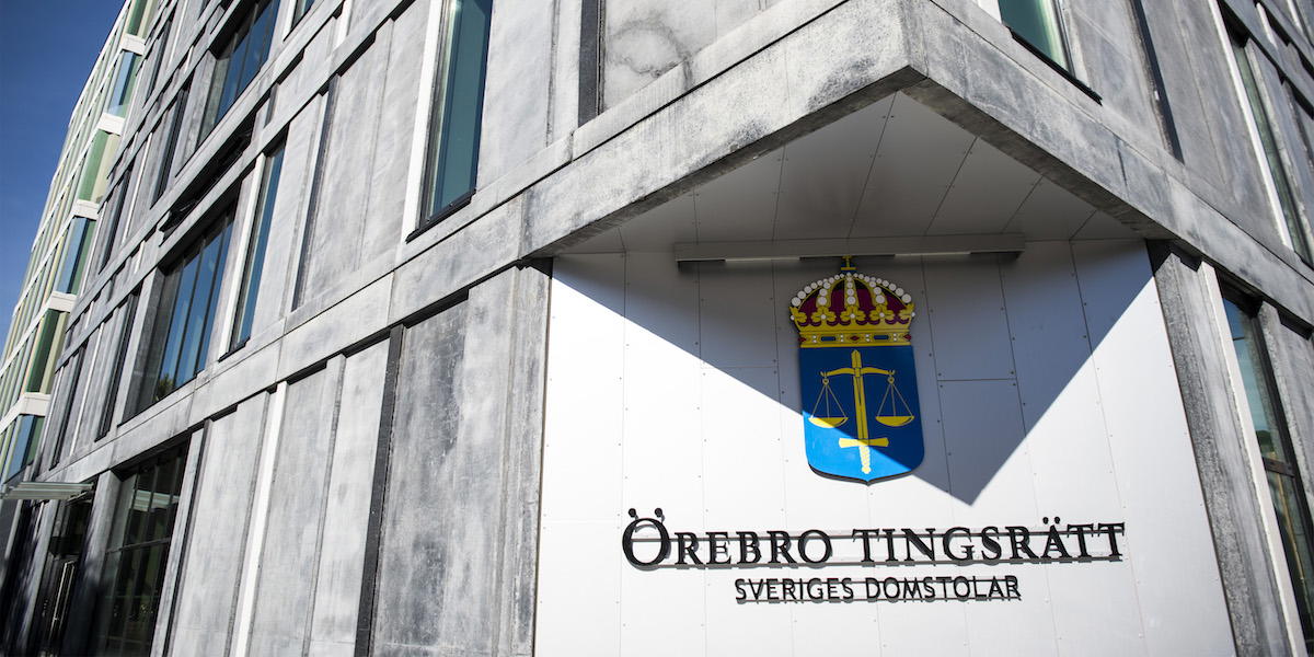 Tingsrätten i Örebro. Tingsrätten har nu dömt en 22-årig man som var anställd i hemtjänsten i Örebro för 36 fall av kränkande fotografering och 7 fall av ofredande.