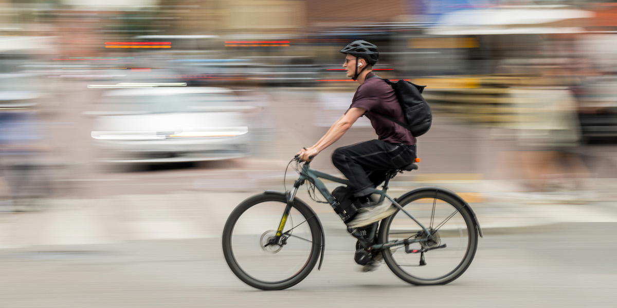 En cyklist i trafiken på Götgatan i Stockholm. Cyklister delar ofta vägbanan med den övriga trafiken, ändå är det bara 45 procent som alltid, eller ofta, använder cykelhjälm.