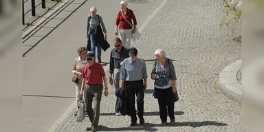 En grupp pensionärer på promenad. Sveriges åldrande befolkning är kanske inte så ansträngande för de offentliga finanserna som många antar. Vård- och omsorgsbehoven ökar mest efter 80 som och år 2050 beräknas vi ha en lägre andel 80-plussare per person i arbetsför ålder jämfört med många andra länder i Europa.