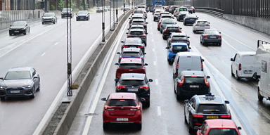 Bilköer på Nynäsvägen. I påsk kostar det mycket mer att köra bil än det gjorde får bara några månader sedan för priset på diesel har ökat markant sedan årsskiftet.