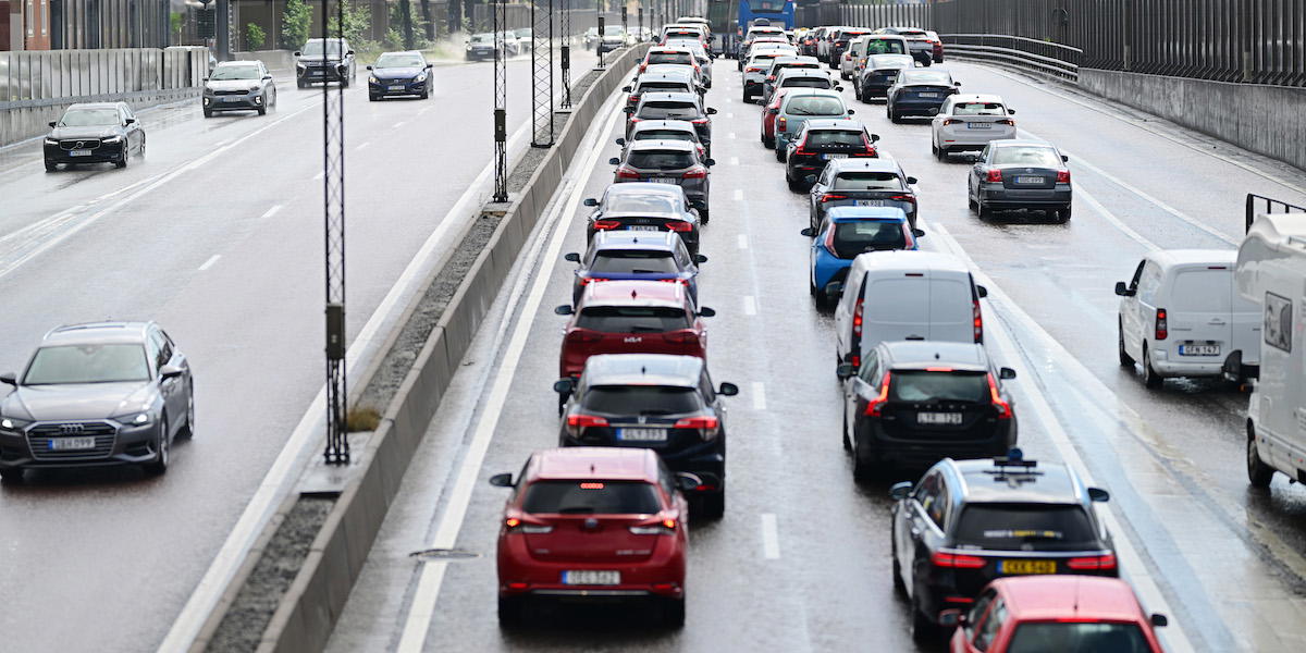 Bilköer på Nynäsvägen. I påsk kostar det mycket mer att köra bil än det gjorde får bara några månader sedan för priset på diesel har ökat markant sedan årsskiftet.