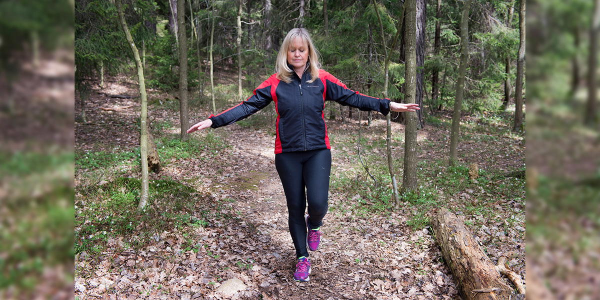 Sjukgymnasten Ing-Mari Dohrn står på ett ben och blundar. Du kan testa din biologiska ålder genom att ta tid på hur länge du kan stå på ett ben och blunda, det säger dock, så klart, inte allt om din kropps hälsa.