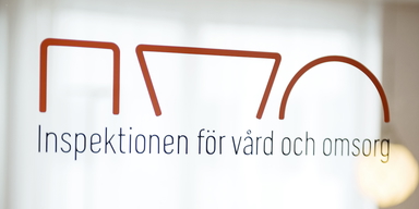 Logotyp på en dörr på Ivo, Inspektionen för vård och omsorg. IVO har stoppat 120 oseriösa aktörer inom omsorgen, tio av dem inom hemtjänst.