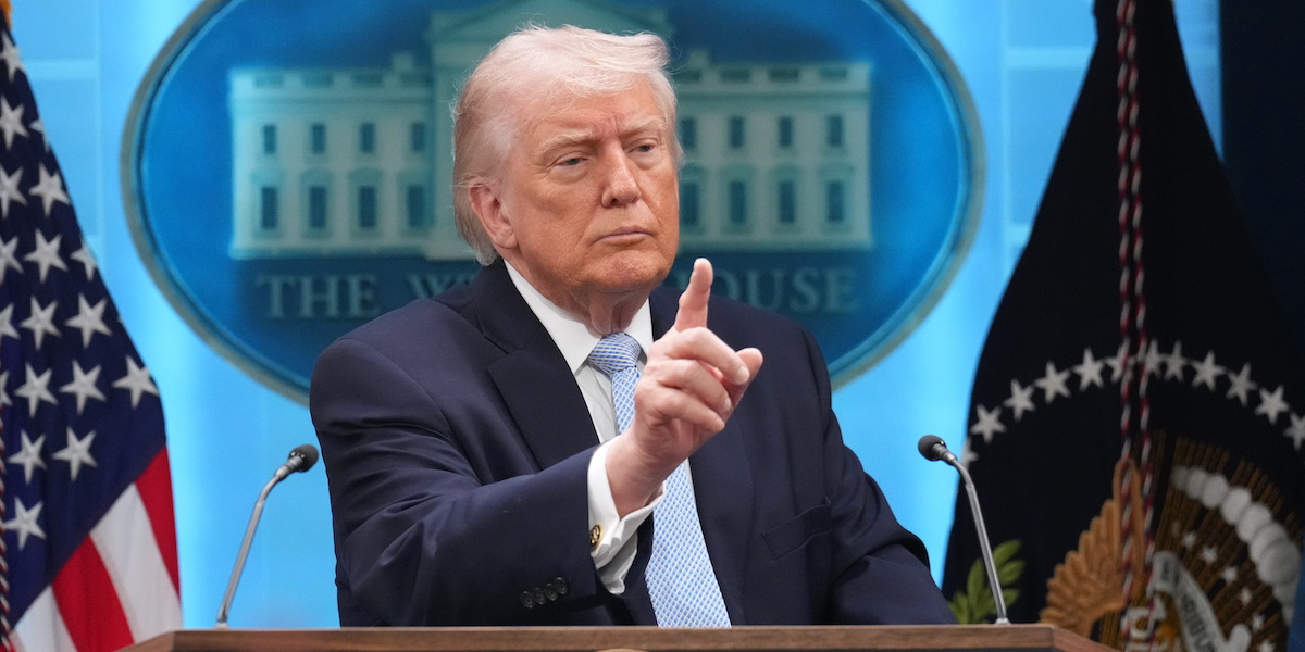 Donald Trump. Enligt Demokratirapporten 2026 kan President Donald Trumps andra mandatperiod sammanfattas som en snabbt genomförd koncentration av makt till presidentämbetet och demokratin i USA befinner sig nu i en nedgång som är betydligt snabbare än i någon annan demokrati i modern tid.