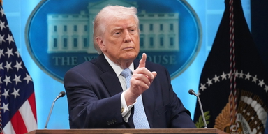 Donald Trump. Enligt Demokratirapporten 2026 kan President Donald Trumps andra mandatperiod sammanfattas som en snabbt genomförd koncentration av makt till presidentämbetet och demokratin i USA befinner sig nu i en nedgång som är betydligt snabbare än i någon annan demokrati i modern tid.