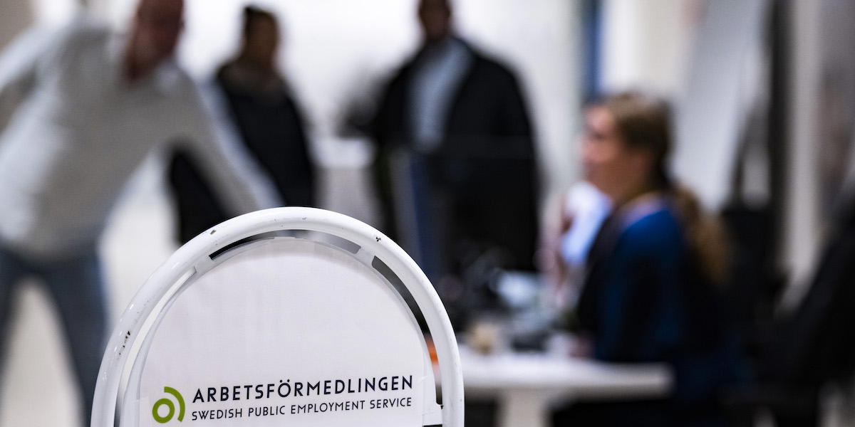 Arbetssökande på Arbetsförmedlingen. Det är ungefär tre gånger så många i åldersgruppen 55–66 år som är långtidsarbetslösa som personer i åldersgruppen yngre, mellan 18 och 24 år.