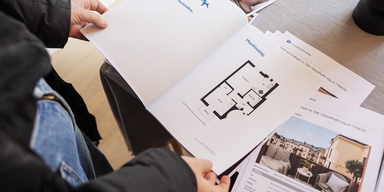 Lägenhetsvisning på Kungsholmen. Fler avgiftshöjningar, räntehöjningar och otillräcklig kompetens hos styrelsen, det är några saker som bostadsrättsägare oroar sig för.