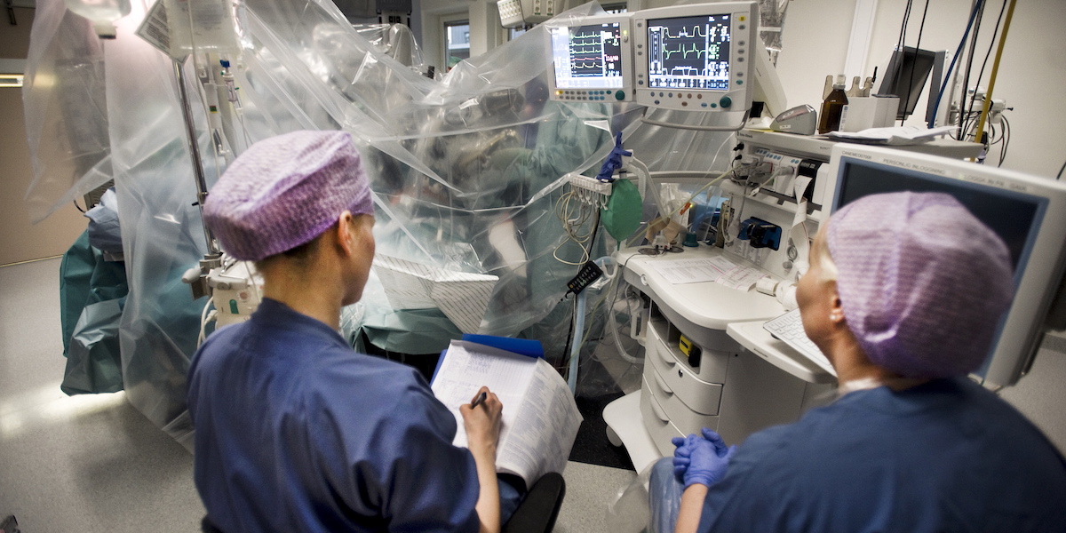 En titthålsoperation. En granskning visar att under 2025 fick minst 28 630 patienter resa till en annan region för att få vård.