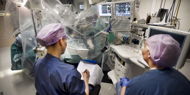 En titthålsoperation. En granskning visar att under 2025 fick minst 28 630 patienter resa till en annan region för att få vård.