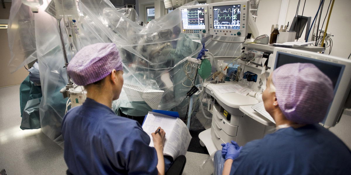 En titthålsoperation. En granskning visar att under 2025 fick minst 28 630 patienter resa till en annan region för att få vård.