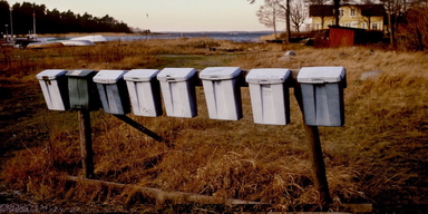 Åtta postlådor i Stockholms skärgård. Om ingen gör någonting fortsätter Postnord dela ut din post i 12 månader efter att du dött