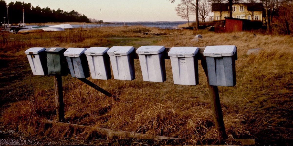 Åtta postlådor i Stockholms skärgård. Om ingen gör någonting fortsätter Postnord dela ut din post i 12 månader efter att du dött
