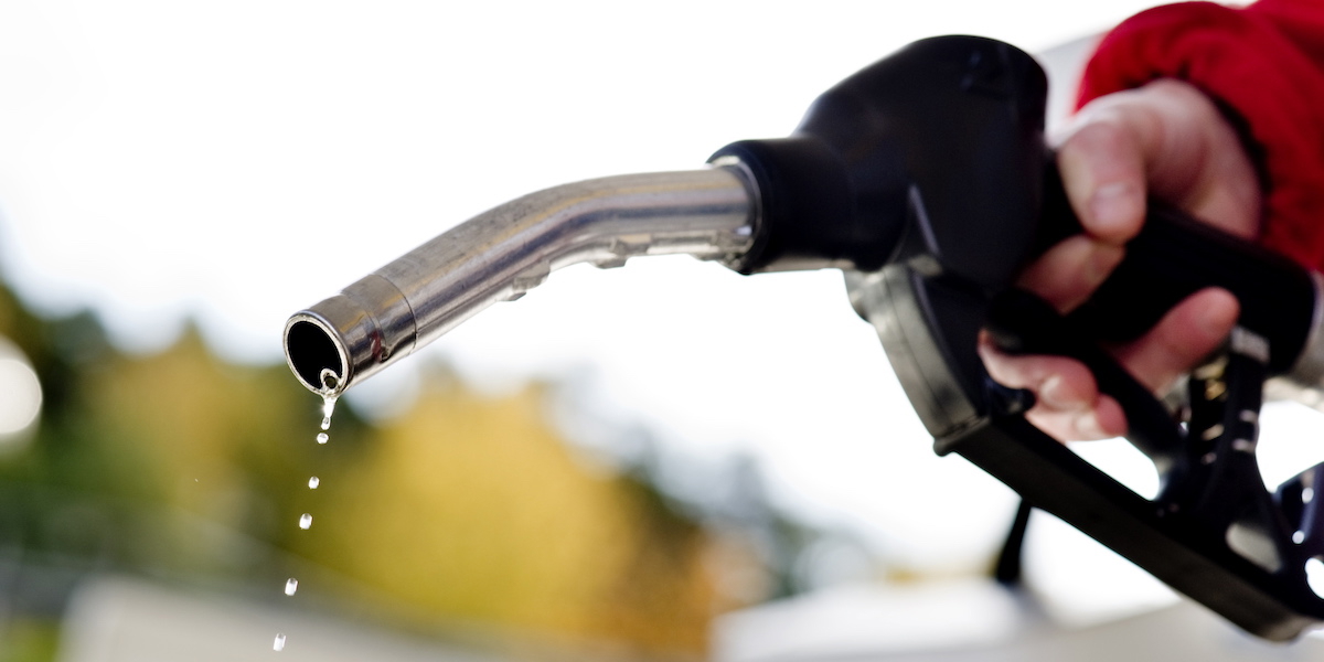 En man tankar sin bil och bränsle droppar, rinner, ur munstycket. Energimyndigheten ser i dagsläget inte någon risk för brist på bensin och diesel i Sverige, men uteblivna leveranser kan börja bli mer kännbara nu.