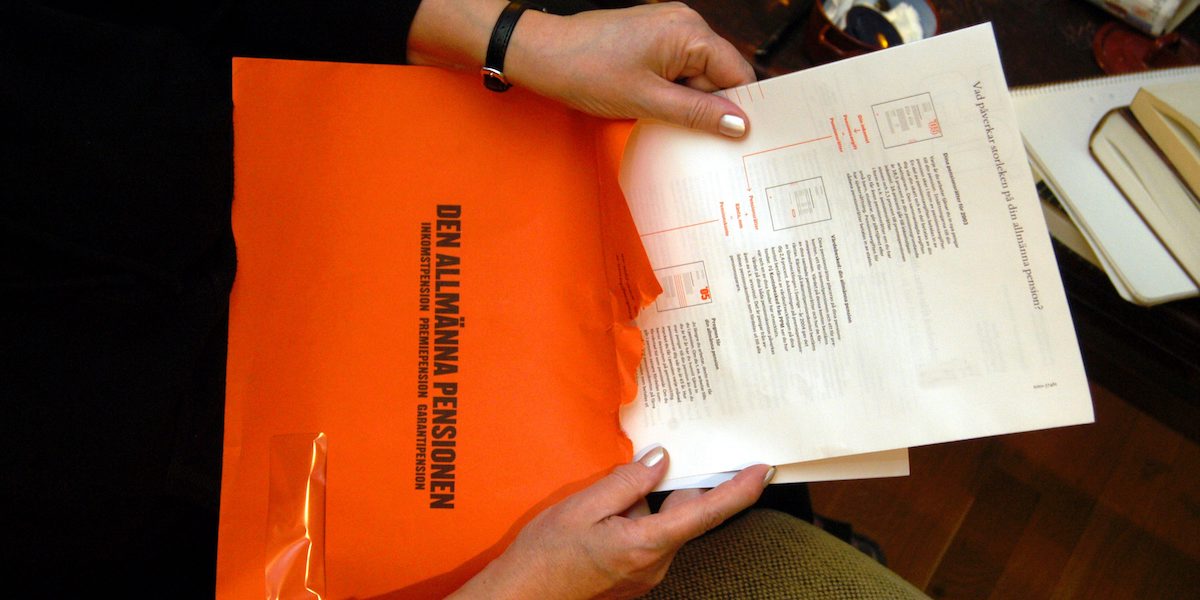 En kvinna öppnar och läser sitt pensionsbesked från premiepensionsmyndigheten. En ny rapport visar att hela arbetslivet inte räknas lika i pensionssystemet.